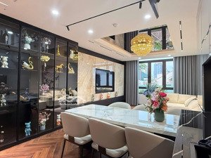 7 tầng - thang máy - gara ô tô - kinh doanh - ngay gần phố - full nội thất - tt cầu giấy - sẵn ở lu