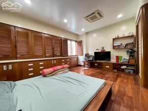 NHÀ VỊ TRÍ ĐẸP, NGÕ THÔNG, GARA Ô TÔ, GẦN PHỐ, Ở NGAY, NỘI THẤT XỊN PHỐ NGUYỄN CHÁNH.