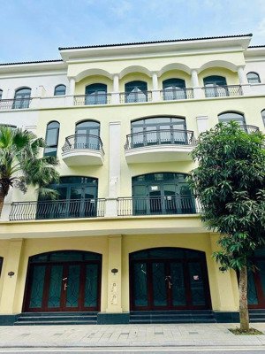 cần bán gấp chà là 70 m2, giá 9,750 tỷ. cạnh công viên bể bơi nội khu. sẵn sổ