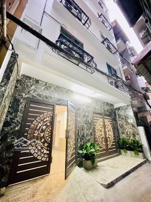 tòa ccmn siêu hot trung tâm đống đa đối diện bv đh y thang máy dòng tiền 140tr/tháng