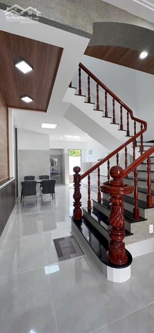 NHÀ 1 TRỆT 1 LẦU MỚI CÓ SÂN ĐẬU Ô TÔ GIÁP RANH PHƯỜNG 4 VĨNH LONG