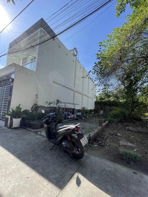 chủ gửi bán lô đất hẻm đường số 7 phường bình trưng đông cách đường nguyễn duy trinh 40m giá 5,5ty