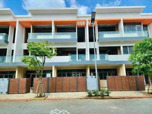 bán căn lk4 nhà 1 trệt 2 lầu giá 3,65tỷ. vị trí đẹp ngay gần cổng, khu ở đông nhất trong dự án