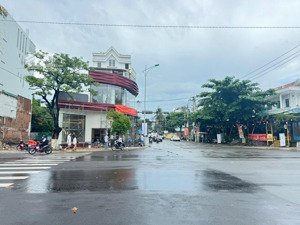 bán lô đất 2 mặt tiền phạm văn đồng view trực diện bãi tắm hòn chồng dt 115,8m2 giá 43,8 tỷ có tl