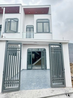 nhà 2 lầu mới xây ngay cổng văn miếu trấn biên - bán gấp 2 tỷ hơn - 100m2