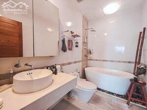 Cho thuê căn hộ 3PN tại Tô Ngọc Vân, Tây Hồ, đầy đủ nội thất đẹp hiện đại, có ban công to