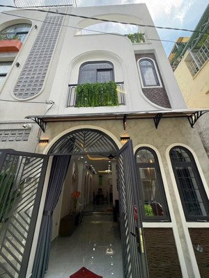 chính chủ. nhà 1 trệt 2 lầu sân thượng hẻm 637 quang trung gv . dt 4.2 x 12 . giá 5.8 tỷ tl