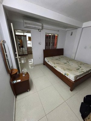 tầng lầu có máy lạnh, giường tủ, kệ bếp, tủ quần áo có ban công, cửa sổ thoáng mát, wc ngay sát bên