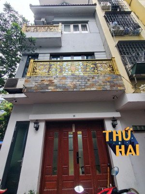 nhà dân xây -trước nhà rộng 4m- 20m ra trục chính ô tô tránh đỗ ngày đêm.