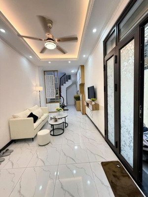 bán nhà ngõ hoà bình 4. ngõ rộng ô tô tránh , đỗ cách nhà chỉ 5m. sử dụng 30m2 với 5 tầng.