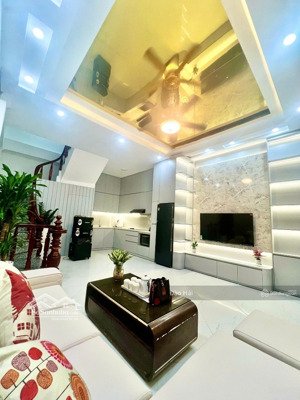 bán nhà ngõ 250 kim giang, hoàng mai, 36m2x5t, giá 8.15 tỷ, nhà 2 mặt thoáng, 50m ra bãi gửi xe oto