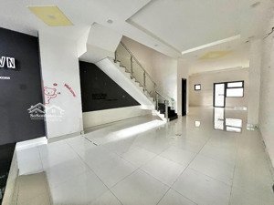 nhà nguyên căn 5x22m, 4pn 5 wc, full máy lạnh, vị trí đẹp làm văn phòng, giá 35tr/tháng.