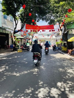 bán nr đẹp ở lạc long quân, 8,4 tỷ, 52m2, 2pn, 1wc, mặt tiền 3.2m, ngõ 8m