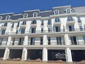 bán căn shop house xẻ khe view công viên ,hồ điều hòa .