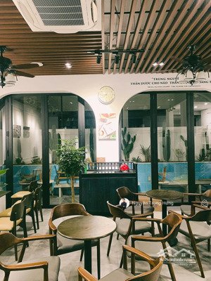 cho thuê nguyên căn nhà phố 5 tầng đã setup sẵn quán cà phê ngay đầu công viên