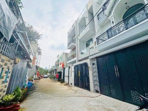 bán căn nhà đẹp 1 trệt 2 lầu ,sát bên vinhomes, vành đai 3 . giá chỉ 5,5 tỷ