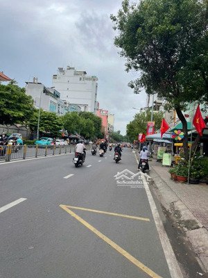 bán góc 2 mặt tiền tôn thất thuyết. dt: 5.2x15m, giá: 17.4tỷ (2 lầu)