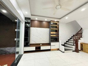 cho thuê nhà ngõ 89 lạc long quân 55m2x6t thang máy