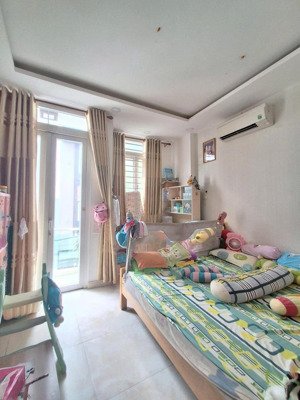 bán nhà mặt tiền đường hoa hồng phường 2 quận phú nhuận.