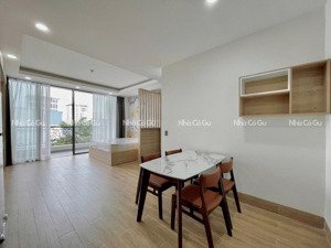 cho thuê căn hộ studio có ban công có nội thất, có ưu đãi mạnh gần vòng xoay dân chủ, bv bình dân