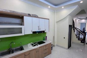 nhà ngọc thuỵ-long biên -ô tô tránh