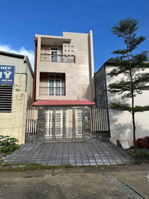 chính chủ cần bán gấp nhà riêng 3 tầng 4 pn, 3wc phú vang huế -120 m2 giá rẻ chỉ 5 tỷ 200