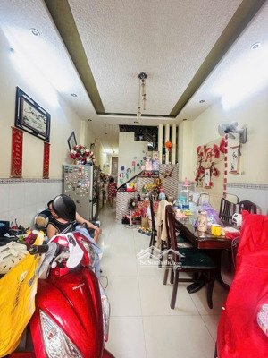 bán nhà nhỉnh 5 tỷ -đường nhựa xe tải né 4 x 16m - 3pn 3wc - có pn trệt- bình trị đông bình tân-shr