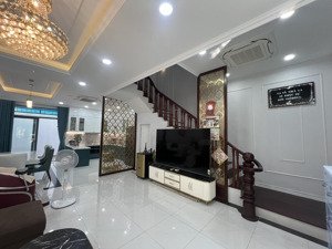 cần thuê thuê gấp căn verosa park. dt 6x18m . full nội thất cao cấp . giá thuê 30 triệu/tháng