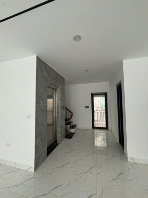 giảm giá căn nhà việt hưng dt 83m2 5 tầng, thang máy có sân để ô tô tách biệt không gian sống