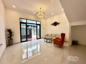 ôi 1 ngôi nhà xinh trung tâm phường tây nha trang, đường oto có 3 tỉ hơn tí ti à! mời quý kh