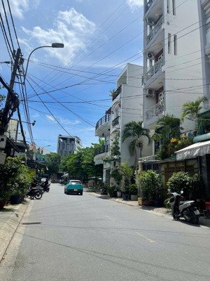 mặt tiền đường 12m hoà hưng, p12, q10 - ngay công viên. dt 43m2 - 5 tầng