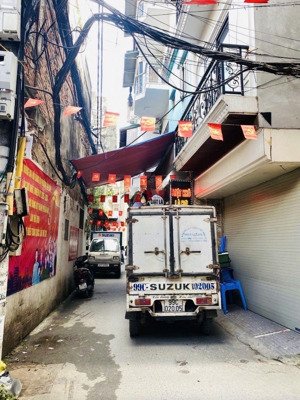 bán gấp nhà cầu giấy 43m2 lô góc, cách vài bước ra mặt phố oto đỗ