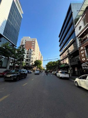 bán căn nhà mặt đường văn cao. - diện tích: 90m. mặt tiền: 4,5m
- giá: 17 tỷ 3 (có thương lượng)