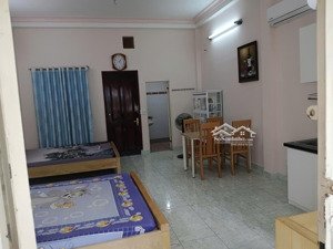 cho thuê căn hộ tiện ích 40m2, đẹp, sạch, lối riêng, wc riêng, có chỗ để xe, ban công rộng thoáng