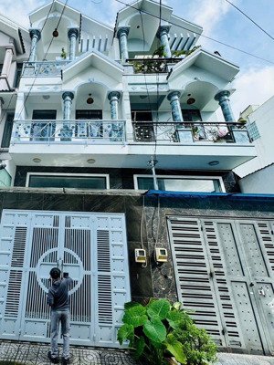 nhà 1 lửng 2 lầu, gần ngã tư ga, 4,2x15m. hxh