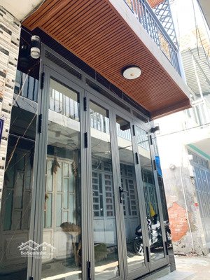 tôi bán nhà 46 m2 sd, 1 trệt. 1 lầu, 2 pn, 2 wc, tuyệt đẹp, sát hẻm xe hơi, quận 7, giá: 1,88 tỷ