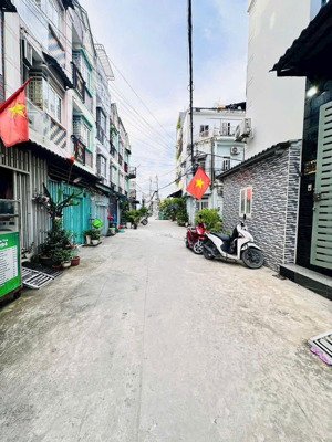 nhà hxh 1 trệt 3 lầu đường thạnh xuân 22