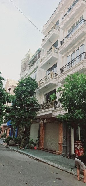 bán căn nhà tuyến 3 văn cao .có thang máy vị trí siêu đẹp..đường to 3 ô tô ra vào + diện tích 75m