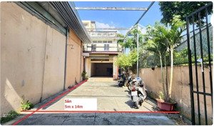 nhà mặt tiền với tổng diện tích 200m2, đường xe tải thích hợp làm quán ăn sân vườn, kho bãi