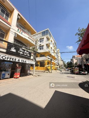 bđs dòng tiền 1tỷ/năm (có bảng kê chi tiết). nhà 5 tầng, 80m2, sổ vuông, hẻm 8m ngay sau đh hutech.