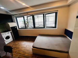 cho thuê căn hộ studio cửa sổ trời siêu to - full nội thất - máy giặt riêng ngay đường trường sa
