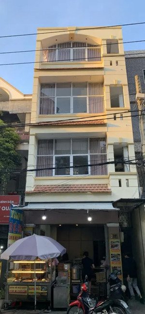 bán nhà mặt tiền p. 4, tân bình, 5 tầng, 8 phòng ngủ, 5 phút tới sân bay, doanh thu 600tr/năm.