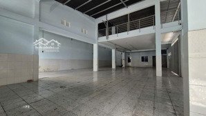 cho thuê kho rẻ giáp tên lửa 450m2, nền gạch men có văn phòng