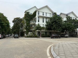 bán gấp liền kề lô góc vip đối diện 4 tòa chung cư sổ đỏ có thang