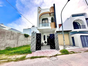 siêu đẹp - nhà mt rạch bạch nha, p5, mỹ tho. dt: 4,6x17,4 có 2pn hướng bắc. giá 4,35 tỷ tl