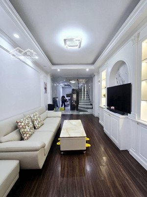 căn nhà đáng sống ! 6 tầng thang máy cách phố chục mét. giá 9.5 tỷ có tl