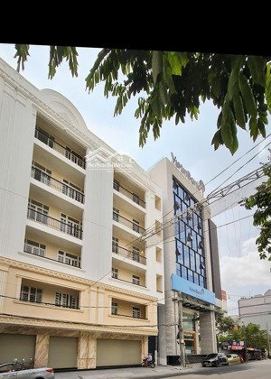 nhà mặt tiền võ văn tần với diện tích rộng rãi hơn 900 mét vuông.