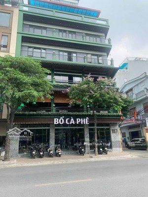 cực hiếm lô góc mặt phố duy tân dt: 260m2. mt: 30m. phù hợp mọi mô hình kv sầm uất nhất phố