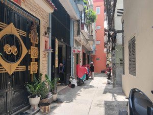 bán nhà 3 tầng dt 46m2 (3,3m x 14m) cách mặt tiền bà hạt 30m sát nguyễn duy dương cách 20m ra ntp