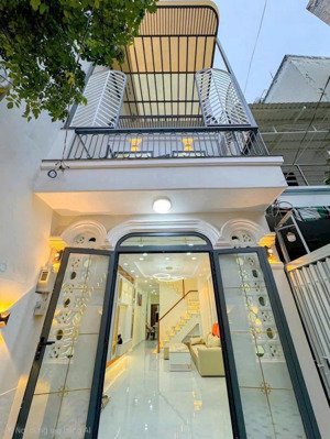 bán gấp nhà đẹp 2 tầng 3.75x22m, tặng full nội thất, giá chỉ 5.8 tỷ, đường phú thuận, quận 7